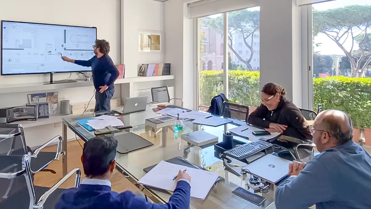 Riunione interna del Gruppo Castaldi tra architetto, ingegneri, interior designer e geometra per coordinare il progetto di ristrutturazione ai Parioli, Roma.
